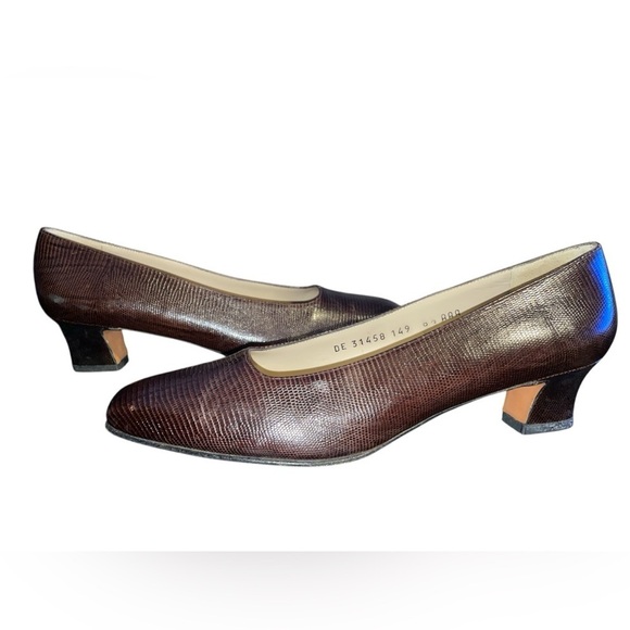 Shoes - Salvatore Ferragamo Elegant Brown Women's Vintage Pumps
Size 8.5 AAA